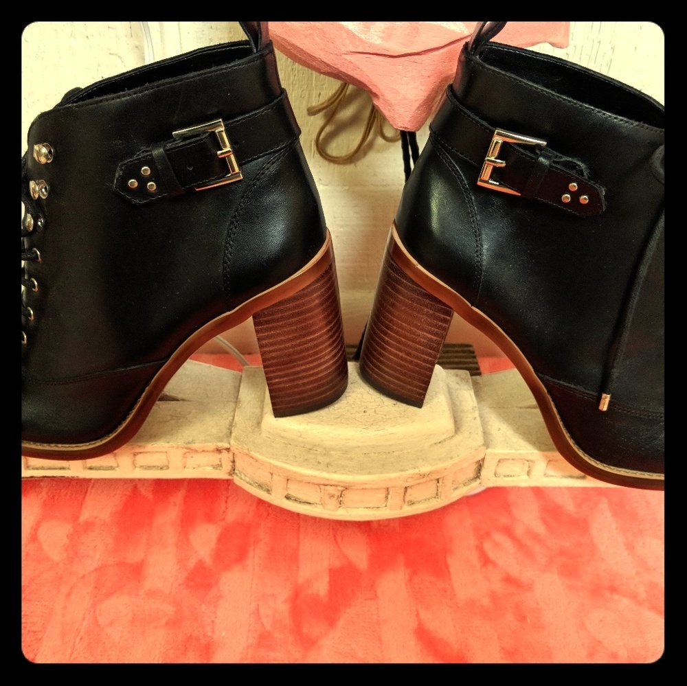 🌸🌺🌸🌺Gianni Bini lace up boots🌸🌺🌸🌺